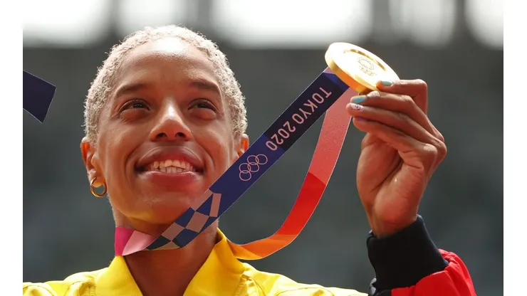Yulimar Rojas con su medalla dorada en salto triple.