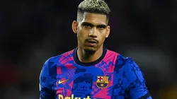 Ronald Araújo en acción con Barcelona.