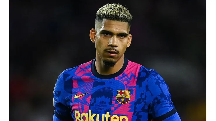 Ronald Araújo en acción con Barcelona.