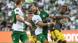 Acción de juego entre Maccabi Haifa y Feyenoord.