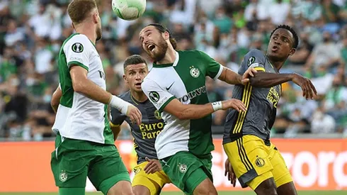 Acción de juego entre Maccabi Haifa y Feyenoord.
