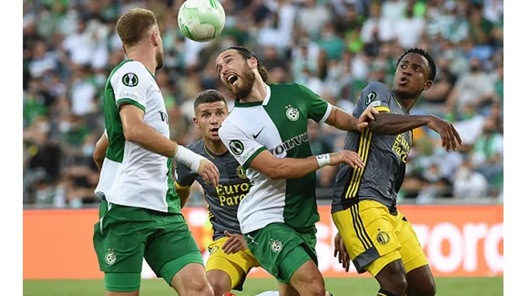 Acción de juego entre Maccabi Haifa y Feyenoord.