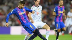 Robert Lewandowski, ante Gerard Piqué en uno de sus tantos duelos.