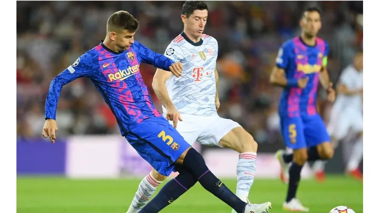 Robert Lewandowski, ante Gerard Piqué en uno de sus tantos duelos.