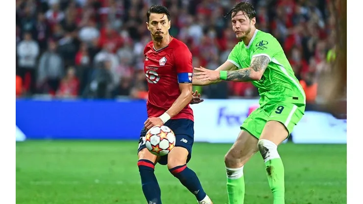 Acción de juego entre Lille y Wolfsburgo.