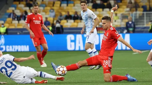 Julian Weig y Vitaliy Buyalskiy disputándose la pelota.