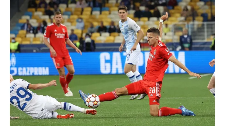 Julian Weig y Vitaliy Buyalskiy disputándose la pelota.