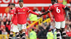 Cristiano Ronaldo le da la mano a Pogba en su debut en Manchester United.