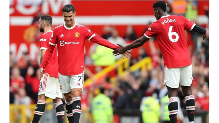 Cristiano Ronaldo le da la mano a Pogba en su debut en Manchester United.