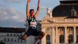 hobias Montler, de Suecia, salta en la plaza Sechseläuten