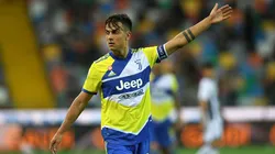 Paulo Dybala luciendo la nueva camiseta de Juventus.