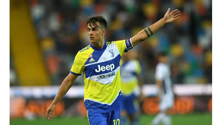 Paulo Dybala luciendo la nueva camiseta de Juventus.