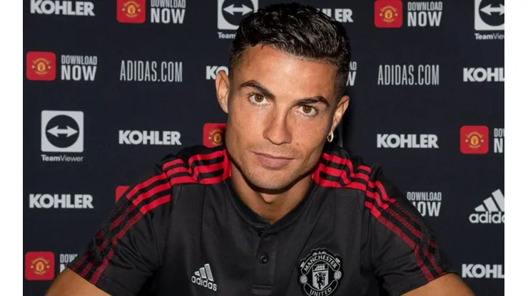 Cristiano Ronaldo en firma de contrato con United.