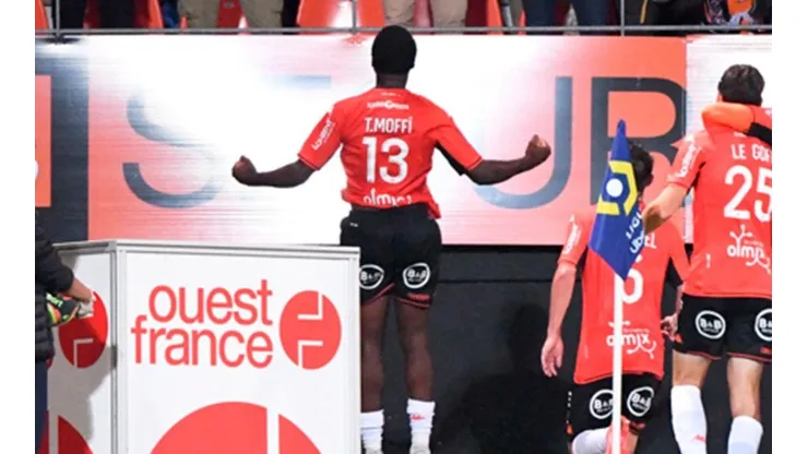 Festejo de gol de Lorient.