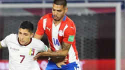 Héctor Martínez en acción con Paraguay.