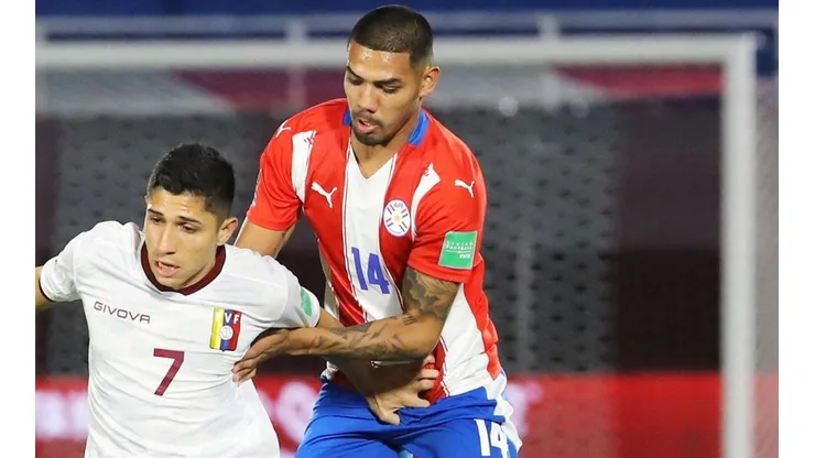 Héctor Martínez en acción con Paraguay.