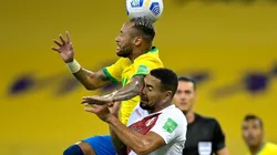 Acción de juego de Neymar ante Perú.