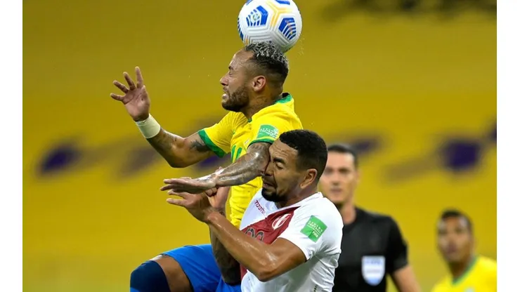 Acción de juego de Neymar ante Perú.