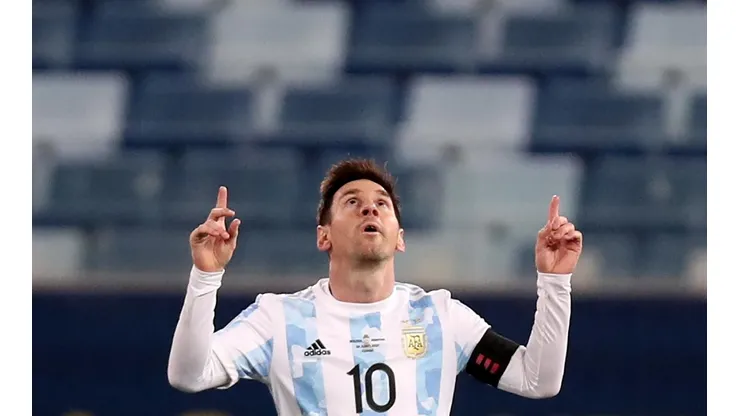 Lionel Messi marcó un golazo para adelantar a Argentina.