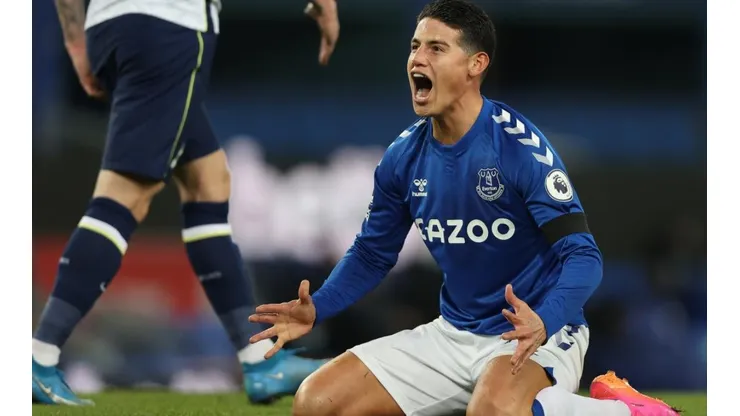James Rodríguez en un encuentro con Everton.