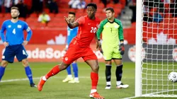 Jonathan David anotando el segundo gol de Canadá.