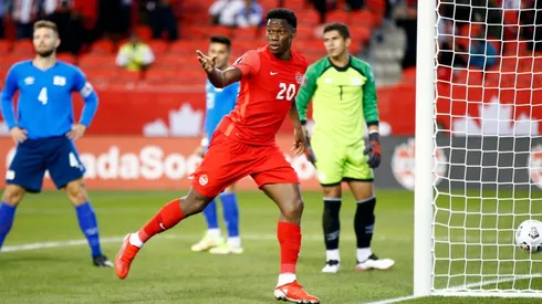 Jonathan David anotando el segundo gol de Canadá.