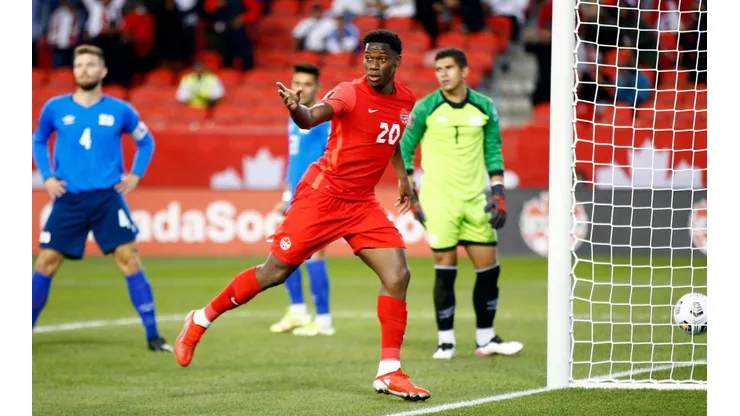Jonathan David anotando el segundo gol de Canadá.