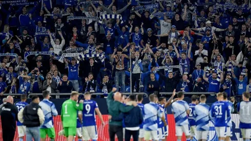 Jugadores e hinchas del Schalke 04.