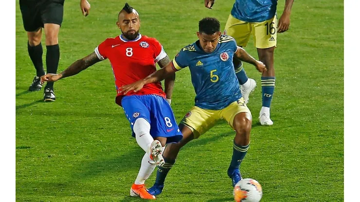 Acción de juego entre Chile y Colombia, en Santiago.