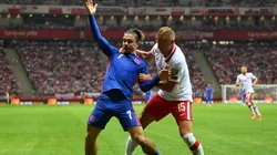 Jack Grealish y Kamil Glik en un forcejeo.