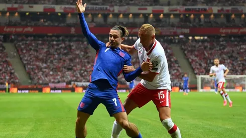 Jack Grealish y Kamil Glik en un forcejeo.