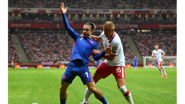 Jack Grealish y Kamil Glik en un forcejeo.