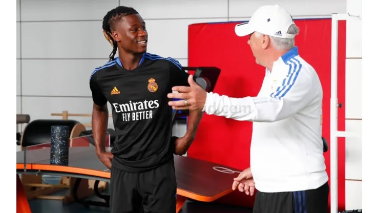 Eduardo Camavinga y Carlo Ancelotti en un entrenamiento de Real Madrid.