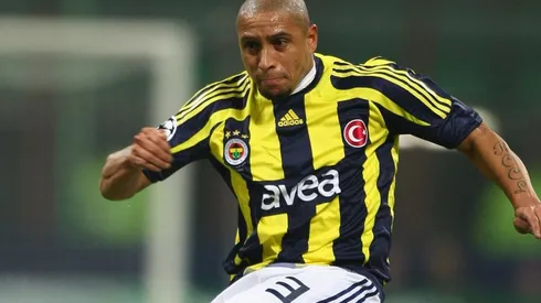Roberto Carlos en acción con Fenerbahce.