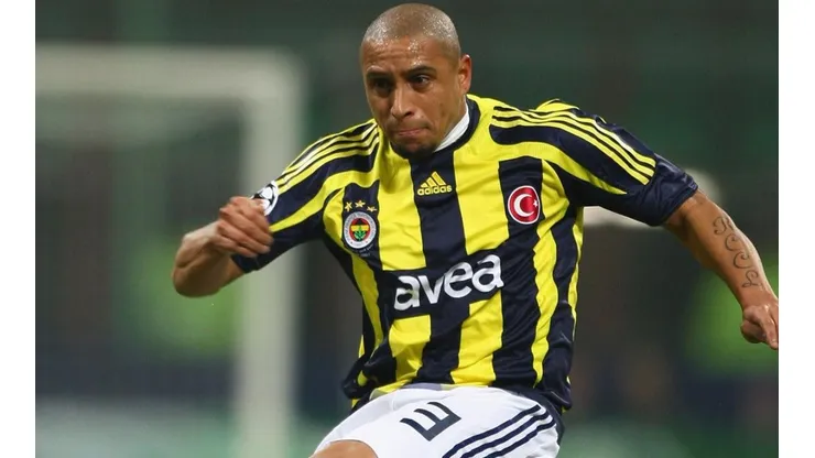 Roberto Carlos en acción con Fenerbahce.