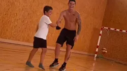 James Rodríguez en juego con los niños.