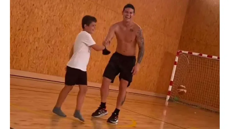 James Rodríguez en juego con los niños.