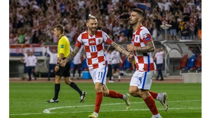 Marcelo Brozovic y Marko Livaja festejan el primer gol del partido.
