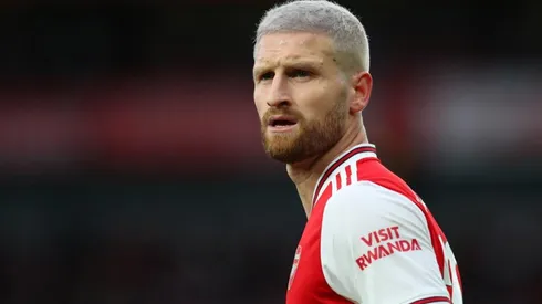 Shkodran Mustafi en un encuentro con Arsenal.