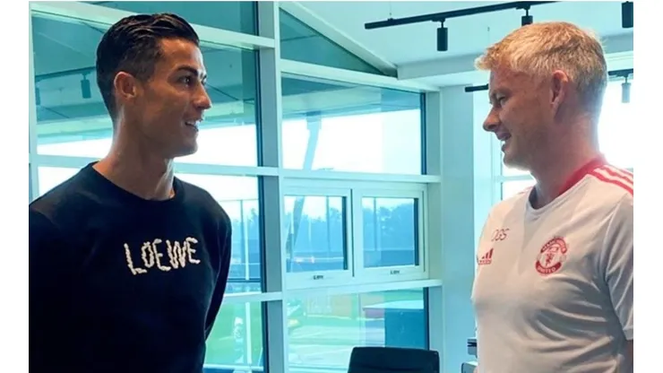 Cristiano Ronaldo y Solskjaer, en su primer encuentro en las instalaciones de Manchester United.