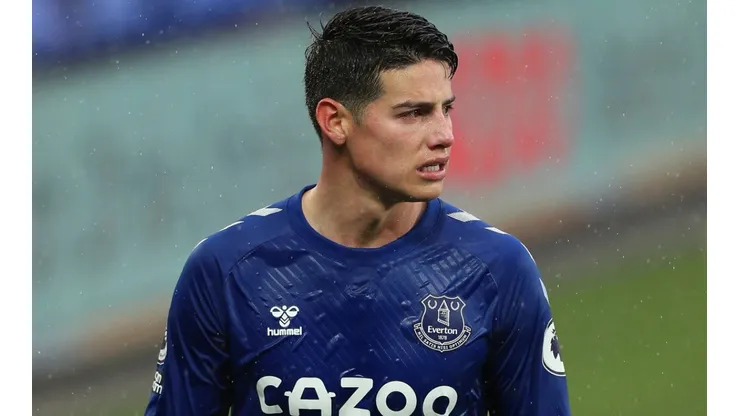 James Rodríguez en un encuentro con Everton.