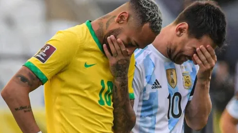 Neymar y Lionel Messi durante la suspensión del encuentro.
