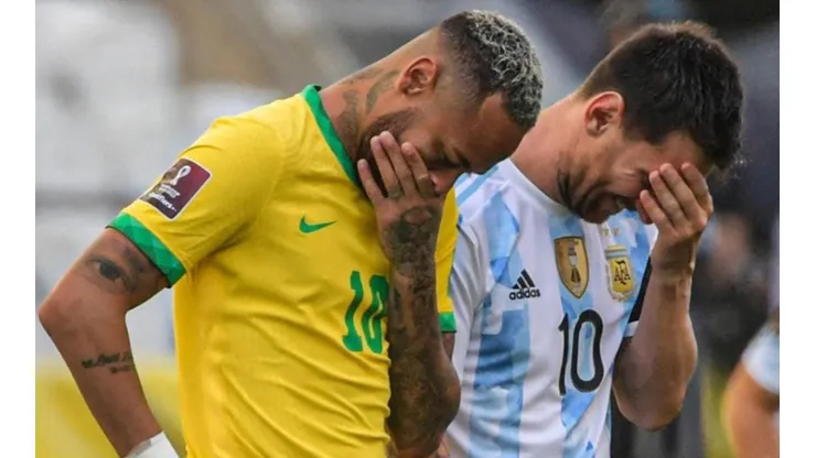 Neymar y Lionel Messi durante la suspensión del encuentro.