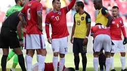Gary Medel pidiendo atención médica para su compañero.