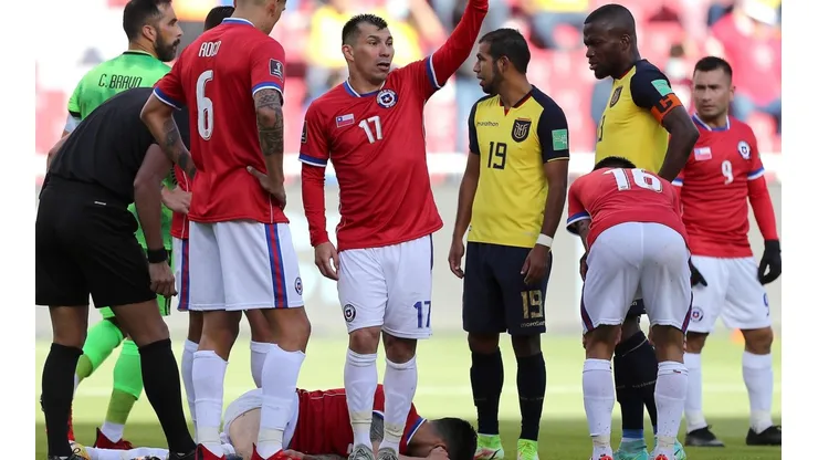 Gary Medel pidiendo atención médica para su compañero.