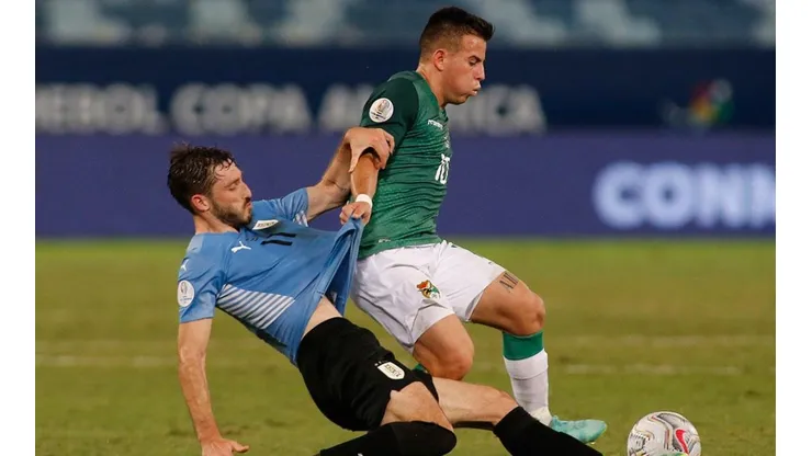 Acción de juego entre Uruguay y Bolivia.