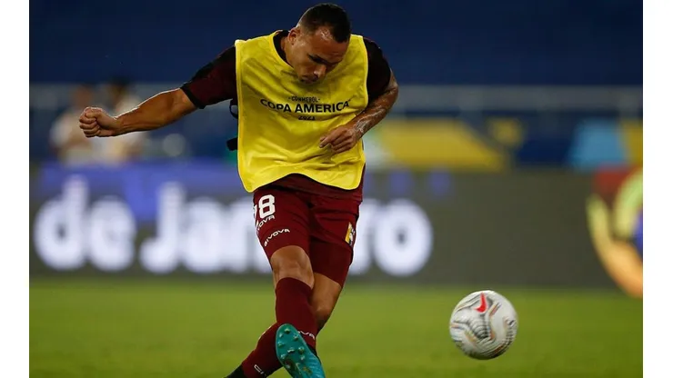 Adrián Martínez en calentamiento con Venezuela.