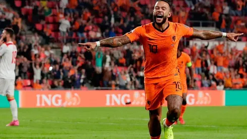 Festejo de gol de Memphis Depay.