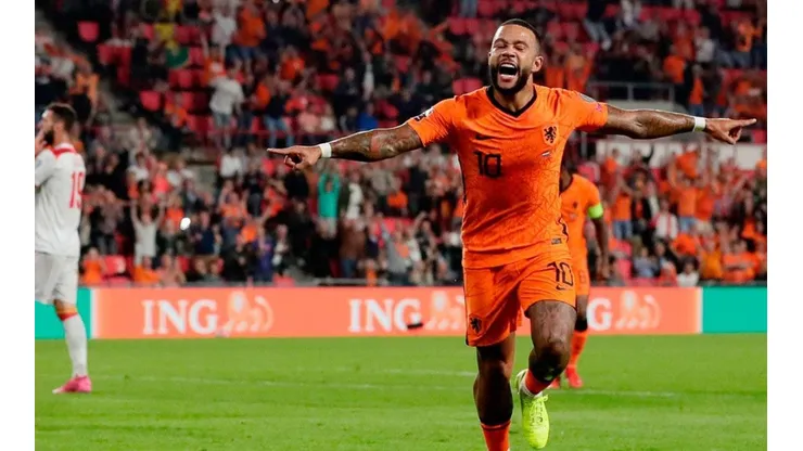 Festejo de gol de Memphis Depay.