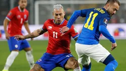 Everton Ribeiro en disputa de balón.